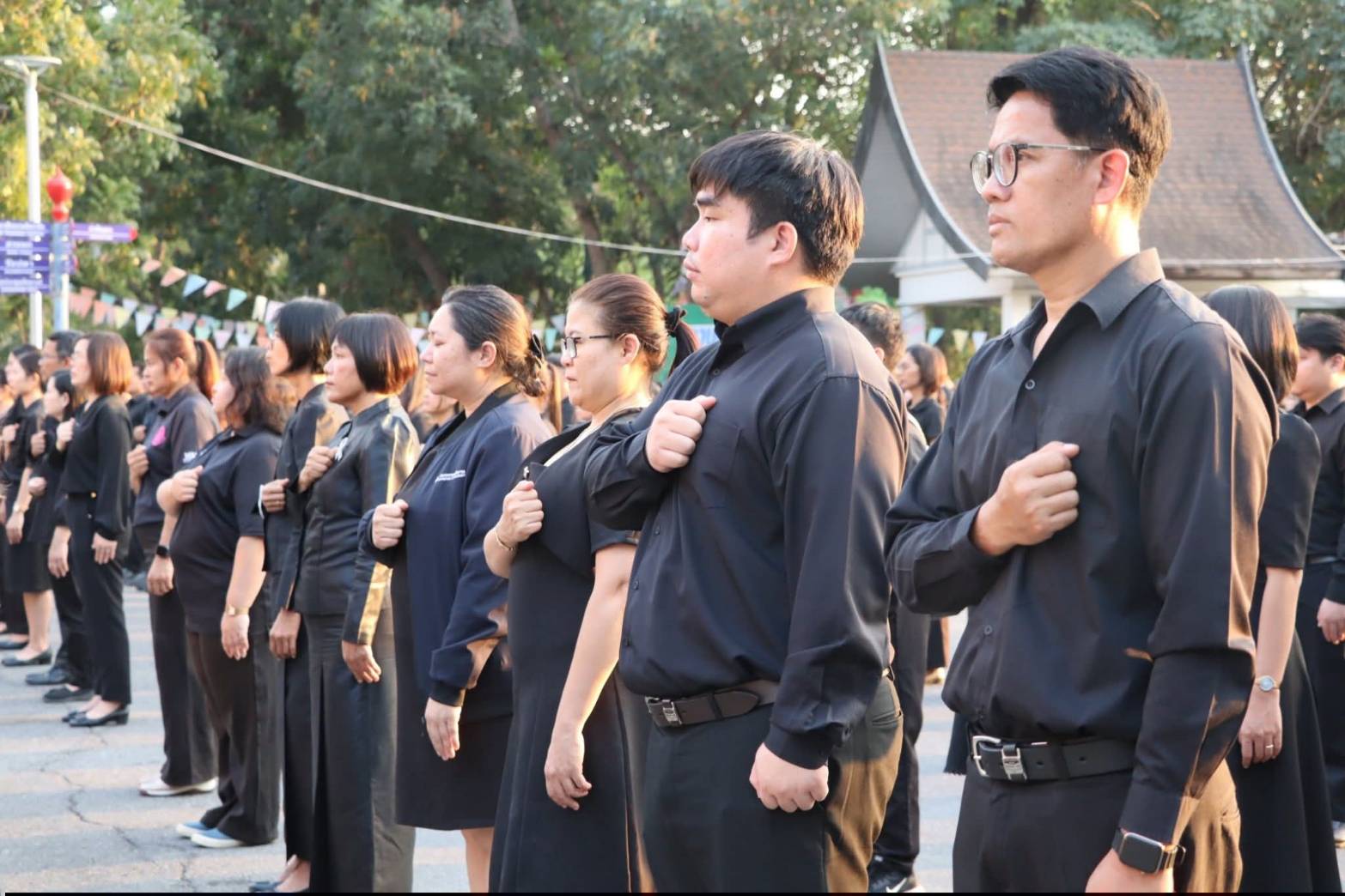 title - ผู้อำนวยการศูนย์ส่งเสริมและพัฒนาอาชีพเสริมนอกภาคการเกษตร ร่วมกิจกรรมแสดงความอาลัยและแสดงความจงรักภักดีสมเด็จพระนางเจ้าสิริกิต์ พระบรมราชินีนาถ พระบรมราชชนนีพันปีหลวง โครงการหนึ่งความดี ล้านความรัก ภูมิใจพรรคพระพันปีหลวง ณ ศาลาพระมิ่งขวัญ ศูนย์ส่งเสริมและพัฒนาอาชีพเสริมนอกภาคการเกษตร (ศูนย์ศิลปาชีพบางไทรฯ (เดิม))